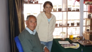 Tibetaanse arts met dochter